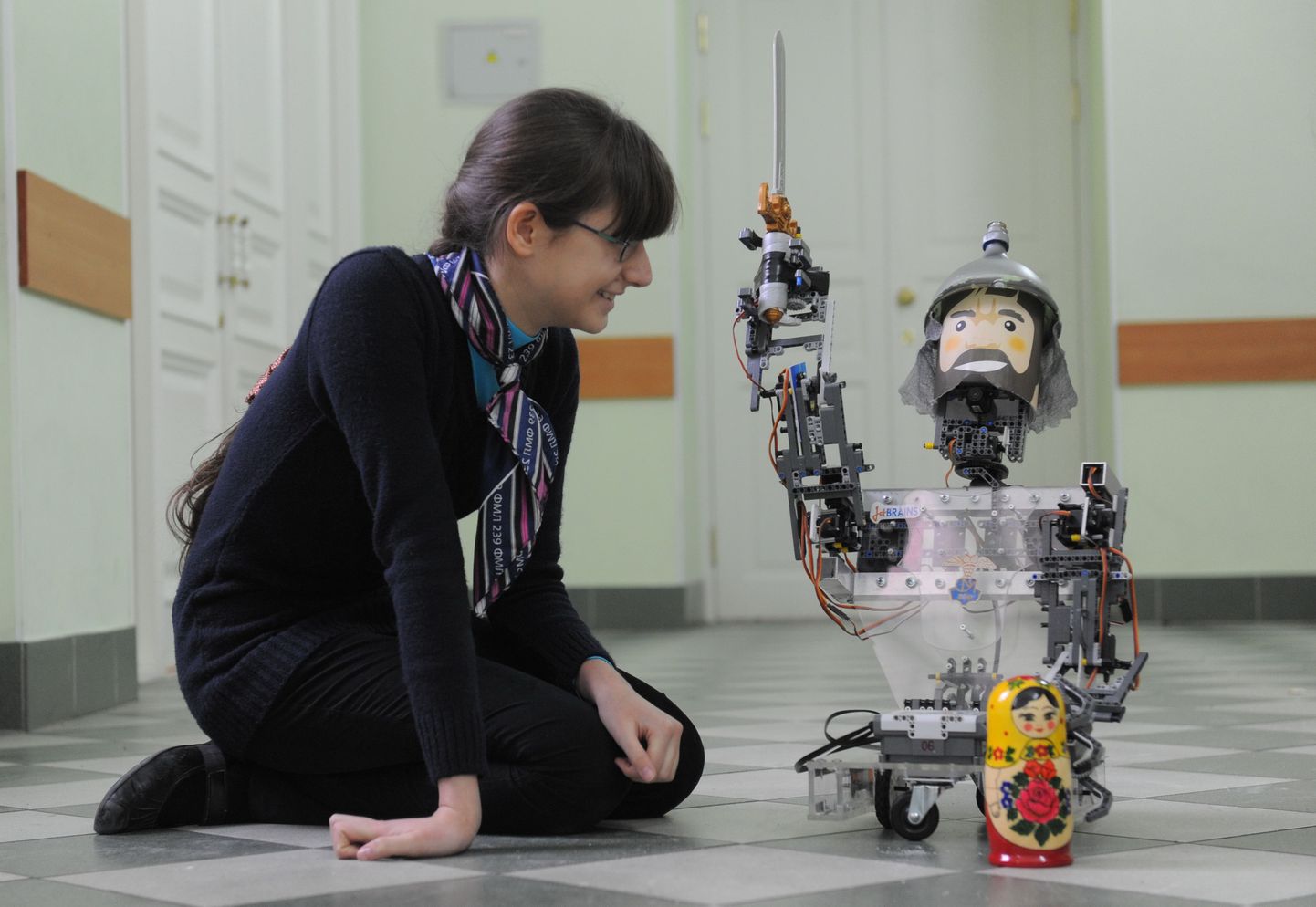 Vene noor endaehitatud robotiga, mis kujutab Vene mütoloogiast tuntud kangelast ja oma üliinimlike võimete poolest tuntud Ilja Murometsa.