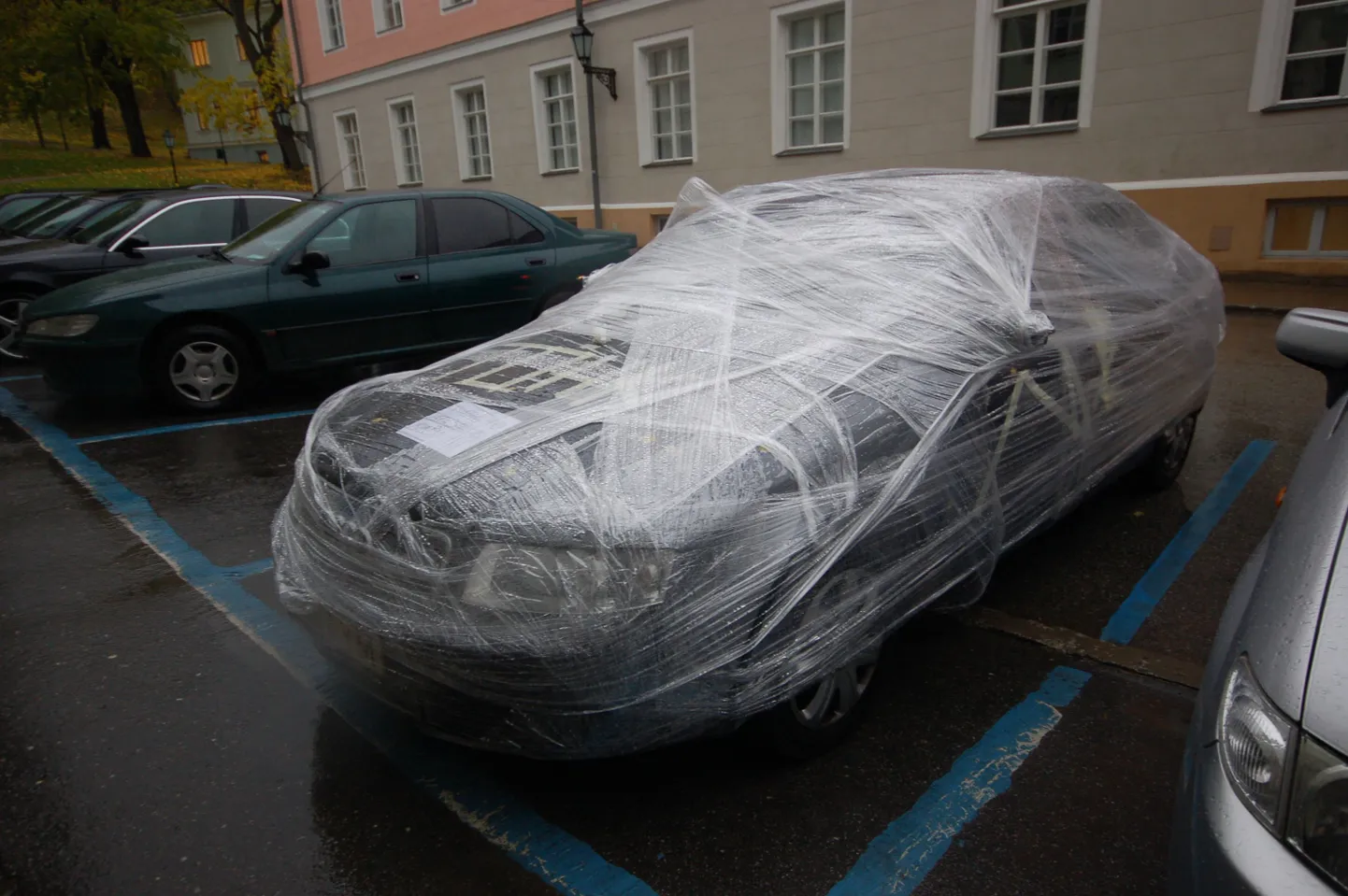 Kilesse mähitud Audi Tartus.