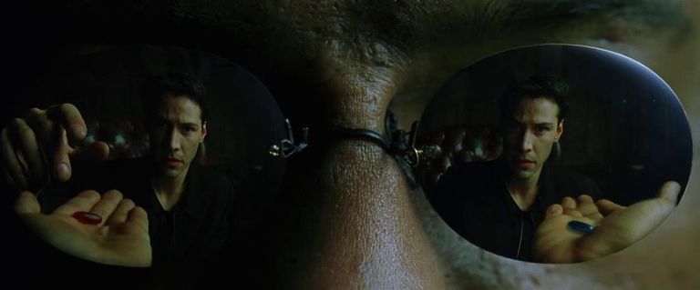 Morpheus (Laurence Fishburne) annab Neole (Keanu Reeves) valida sinise ja punase tableti vahel.