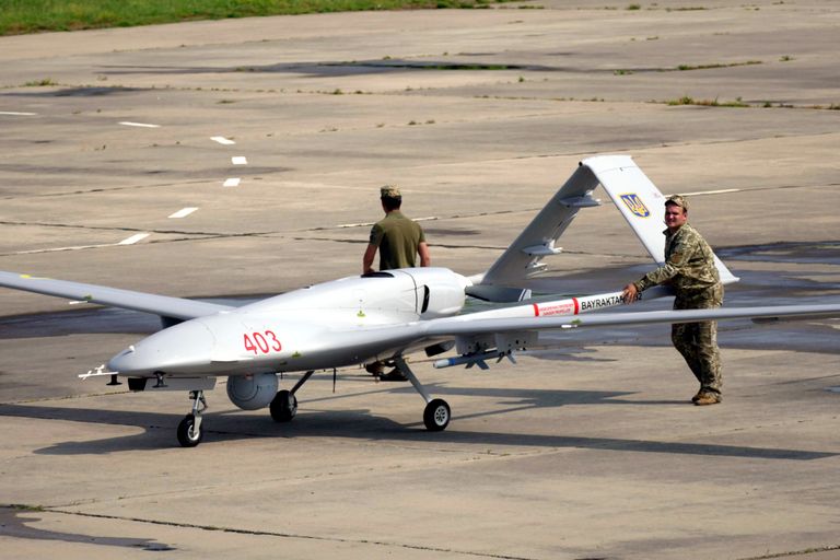 Ukraina sõjaväelased lükkamas Mõkolaivi Kulbakõne aerodroomil Türgis toodetavat Baykar Bayraktar TB2 drooni. Foto on tehtud 30. juunil 2021, kui Mustal merel toimus sõjaline õppus Sea Breeze 2021