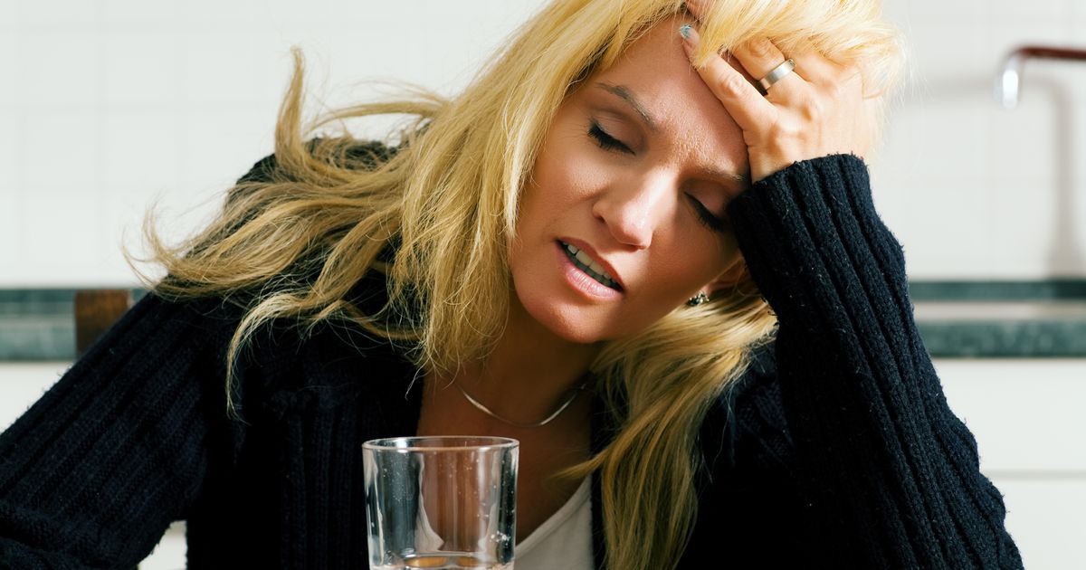 Как быстро привести лицо после пьянки. Отек глаз после алкоголя. Как быстро привести лицо после пьянки. Приведи себя в порядок. Лицо после праздников.