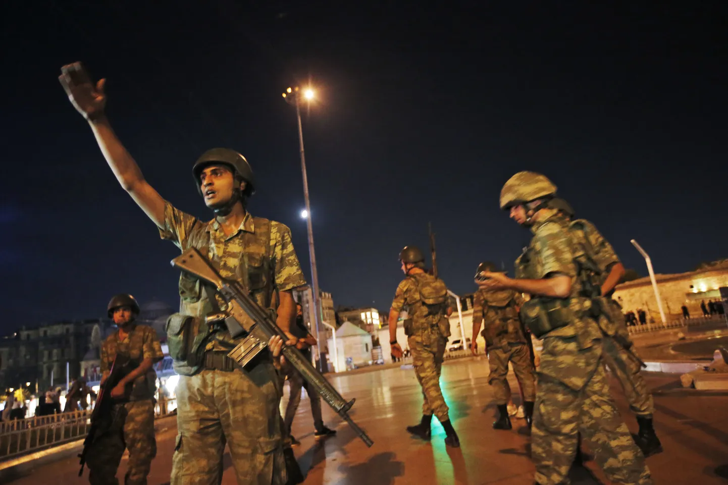 Армия Турции попыталась свергнуть действующую власть.
