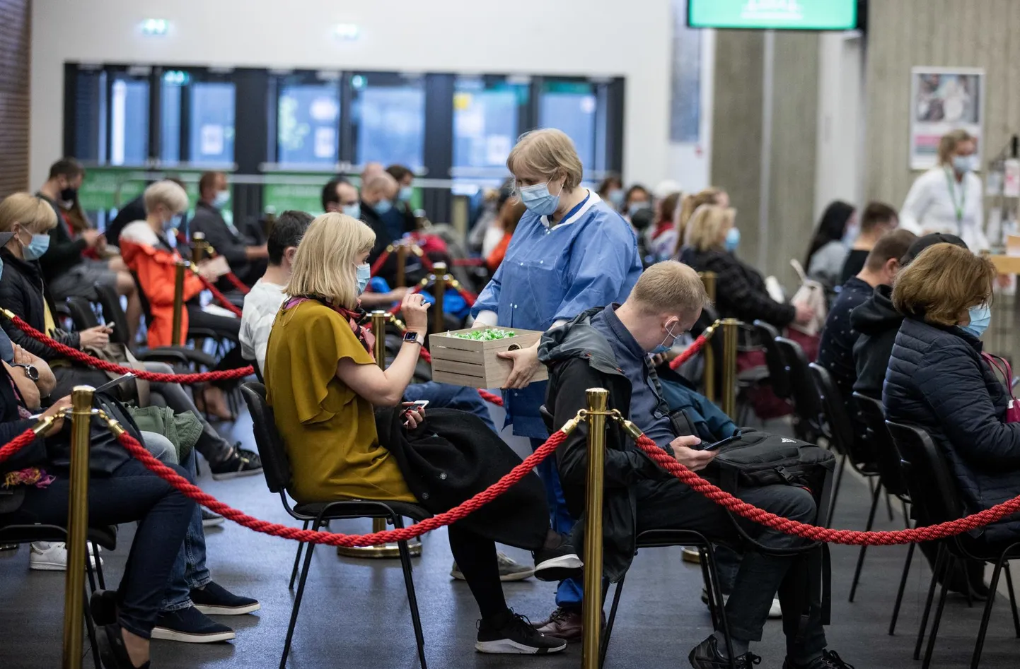 Vaktsineerimine Tondiraba jäähallis. Komme jagab vaktsiinijärgsel ootealal ITK taastusravi osakonna õendusjuht Ivi Persidski.