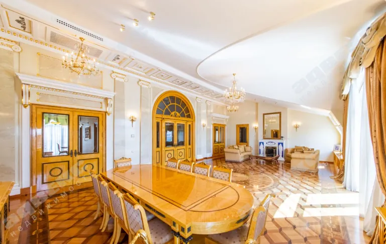 Квартира на берегу Невы.
