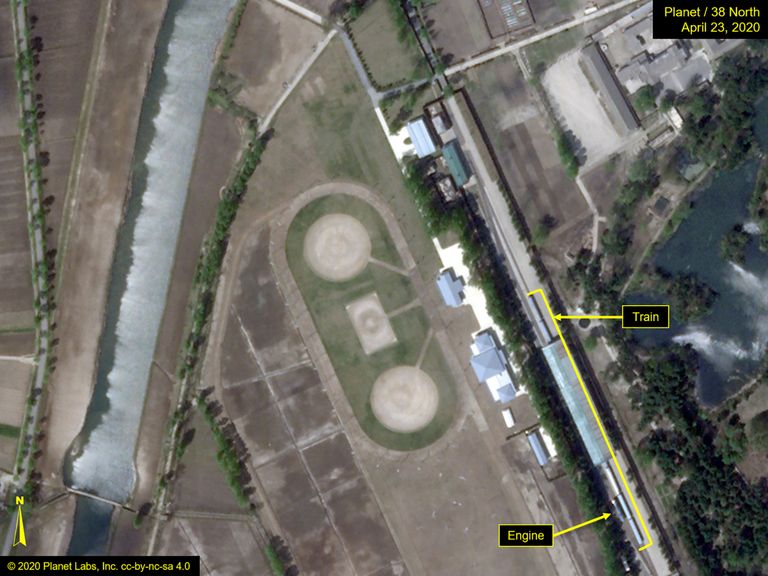 USAs Washingtonis asuva Põhja-Korea jälgimisprogrammi avaldatud satelliidipilt Wonsanist, kus nende andmetel on Põhja-Korea liidri Kim Jong-uni erirong.  See on pildil paremal, kus on Wonsani raudteejaam.