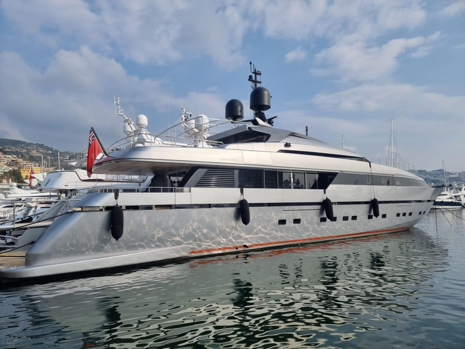Ühed silmapaistvamad külmutatud varad on oligarhide luksusjahid. Pildil itaallaste poolt külmutatud megajaht Lena, mis kuulub oligarh Gennadi Timtšenkole.