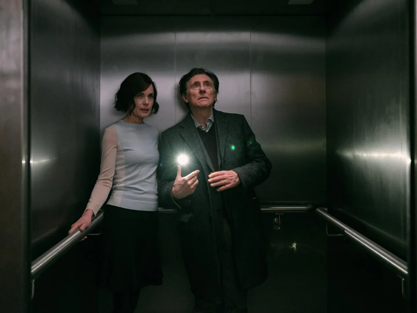 Elizabeth McGovern ja Gabriel Byrne telesarjas «Maailmade sõda»