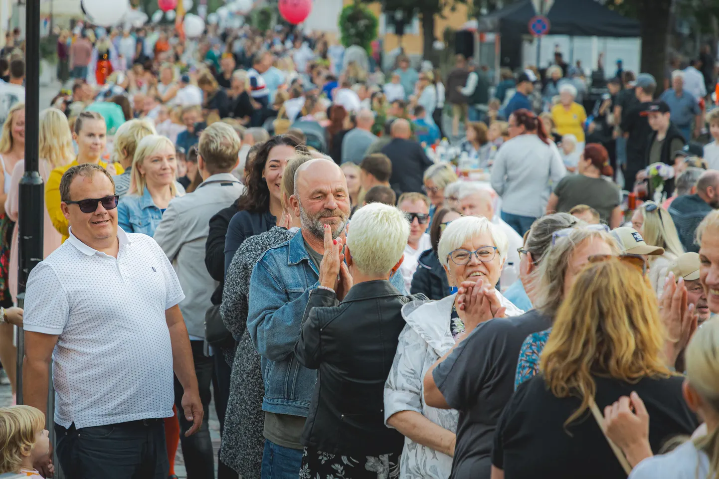 PIDU OLI SUUREPÄRANE, rahvast ilusa ilmaga palju ja hommikuks linn kenasti puhas.