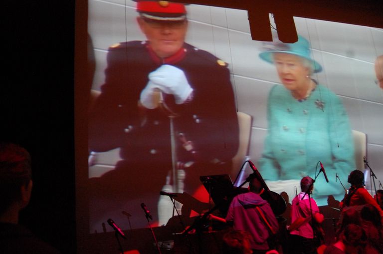 Kuninganna Elizabeth II visiiti Corbysse oli huvilistel võimalik vaadata otsepildi vahendusel selleks puhuks kõikjale paigutatud suurtelt ekraanidelt.