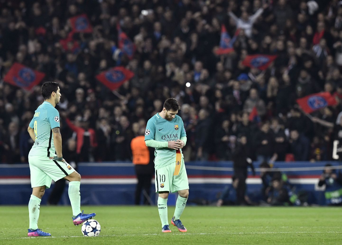 Lionel Messi (paremal) ja Luis Suarez olid PSG vastu kahvatud.