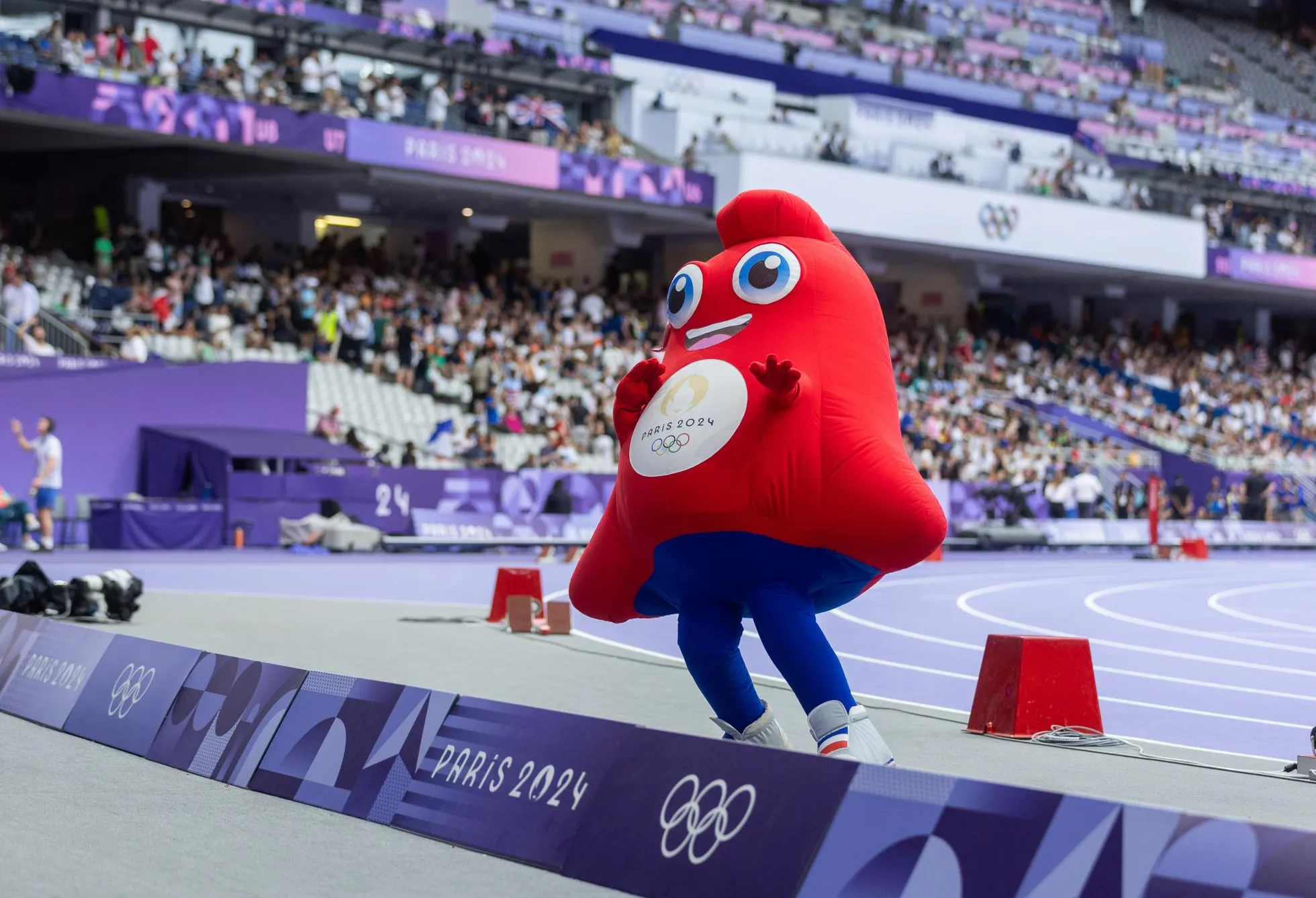 Ametlik 2024. aasta Pariisi suveolümpiamängude maskott Les Phryges jooksis pigem lati alt läbi. Stade de France’i publiku jättis ta väga külmaks. Maskott sümboliseerib antropomorfset Früügia mütsi, mis on ühtlasi Prantsusmaa sümboliks.