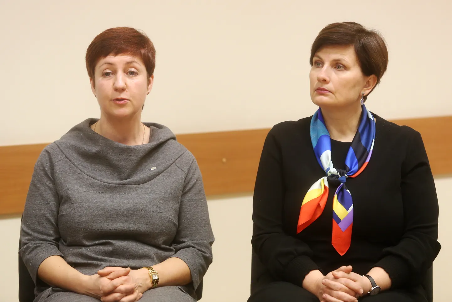 Latvijas Māsu asociācijas viceprezidente Ilze Ortveina (no kreisās) un veselības ministre Ilze Viņķele piedalās Starptautiskā māsu un vecmāšu gada atklāšanas preses konferencē.