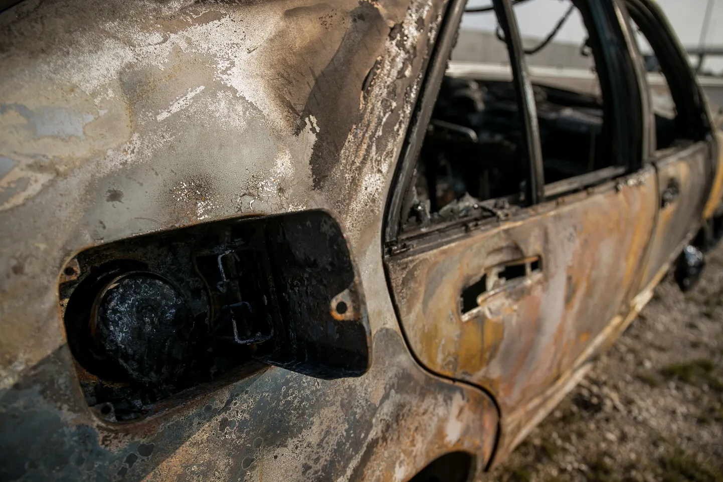 Harjumaal Kuivajõel on tee ääres maani mahapõlenud auto.