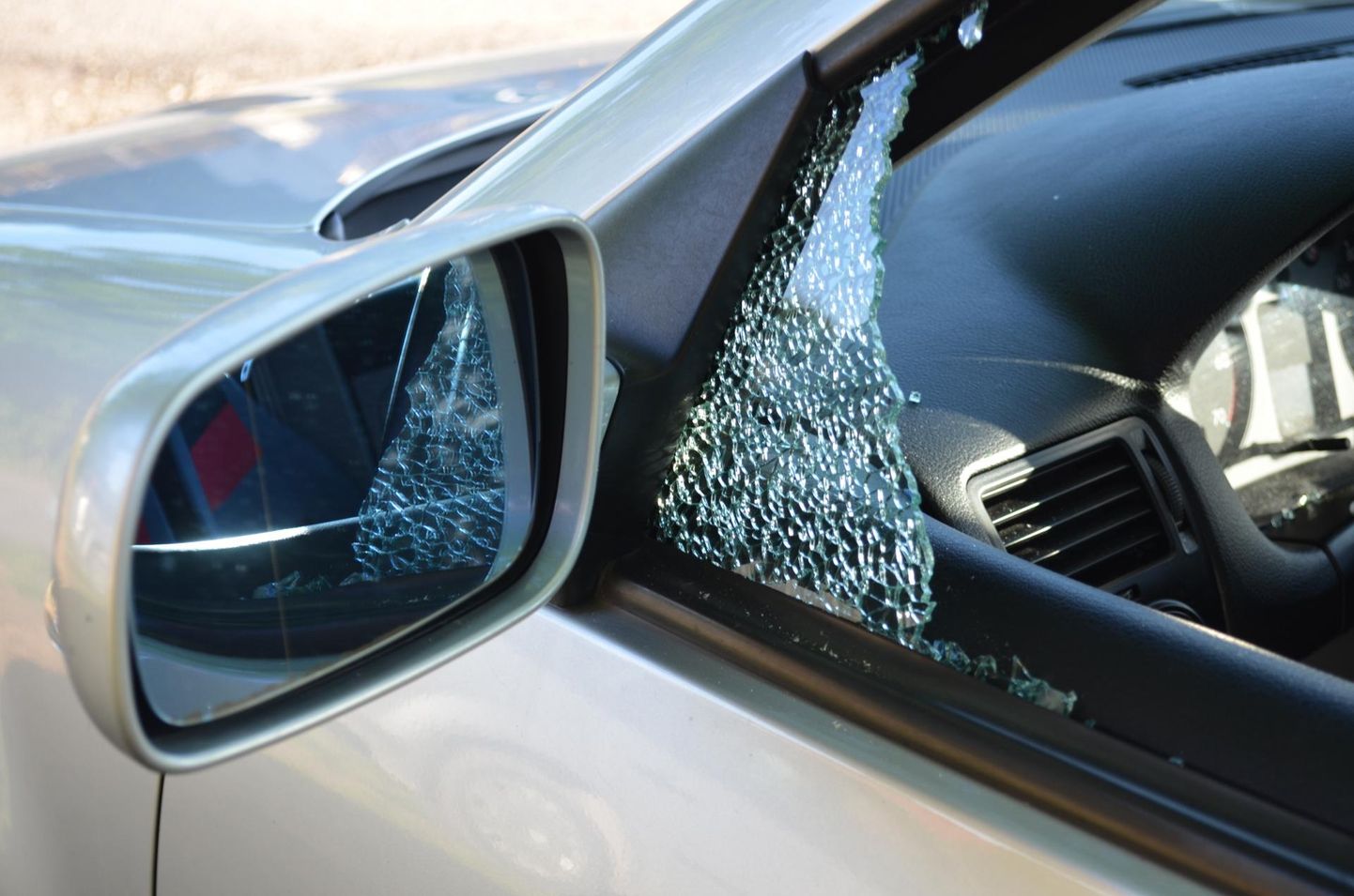 Разбитое окно автомобиля. Иллюстративное фото.