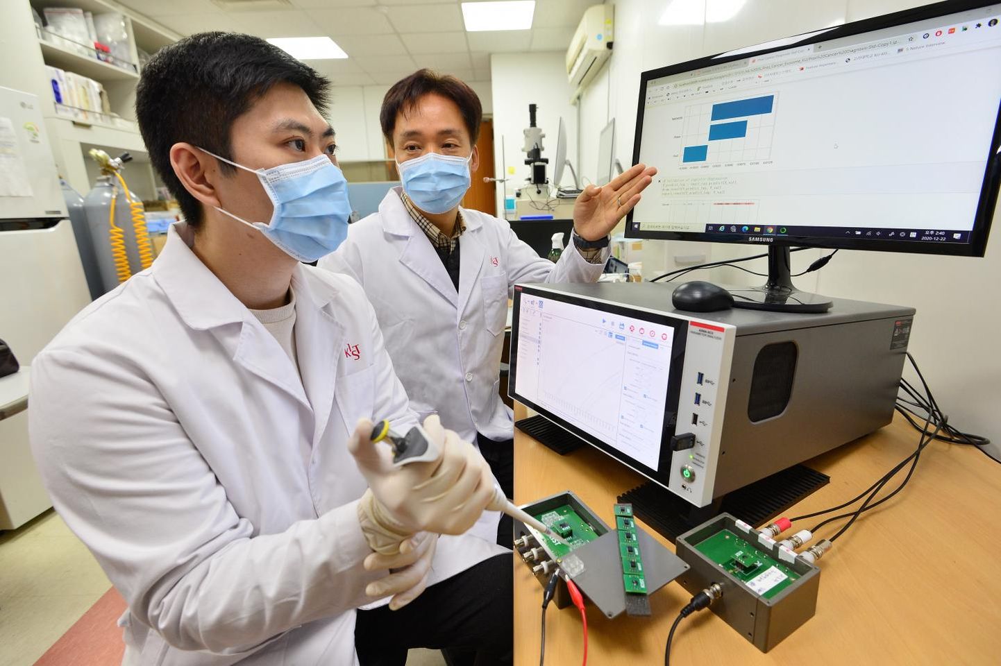 Dr Lee Kwan-hee (paremal) ja dr Kim Hojun (vasakul) KISTist diagnoosivad eesnäärmevähki patsientide uriiniproovidest, kasutades ülikõrge tundlikkusega nutikaid biosensoreid ja tehisintellekti.