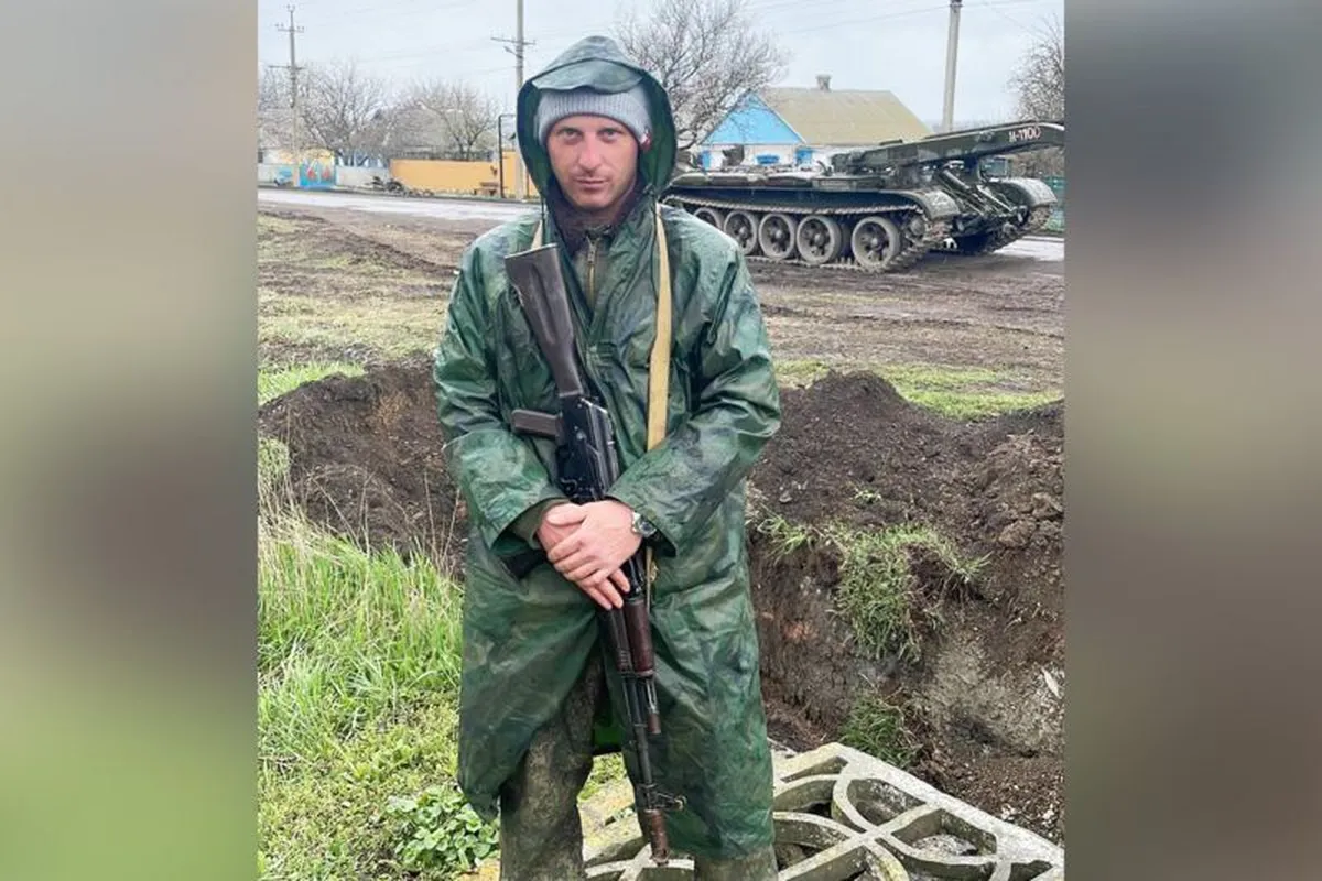 Еще одна фотография, которой поделился с нами Константин Ефремов. На ней он перед зданиями в Бильмаке, где, по его словам, пытали украинских пленнымх. Местные жители подтвердили, что фотография действительно сделана в Бильмаке.