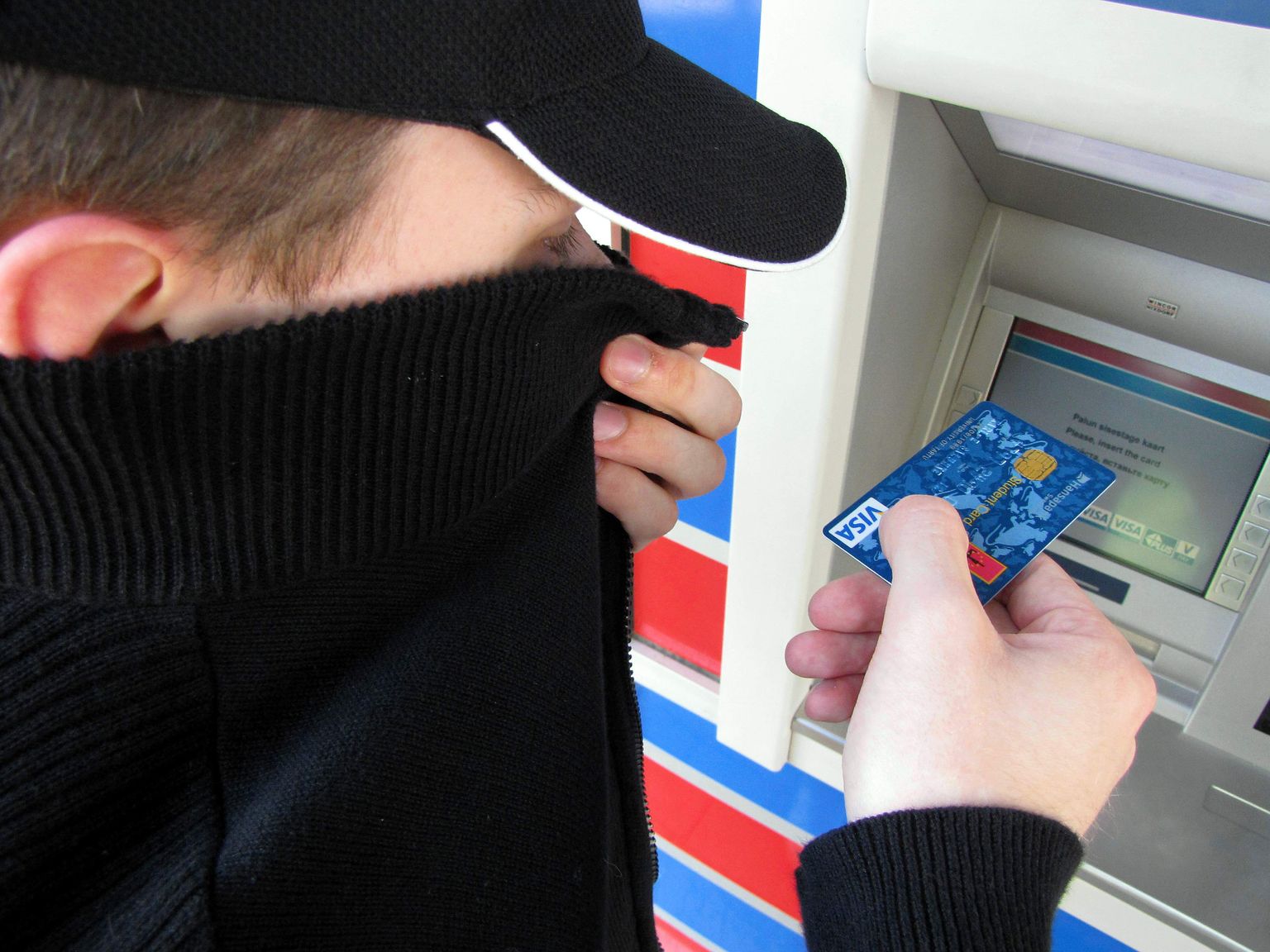 Pätt võtab võõra kaardiga panguaautomaadist raha.