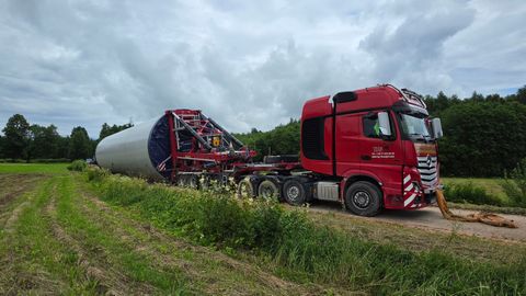 Eesti kaudu Lätti tuulikuid vedav ülipikk auto vajus kraavi ja ummistas kahe riigi piiril maantee