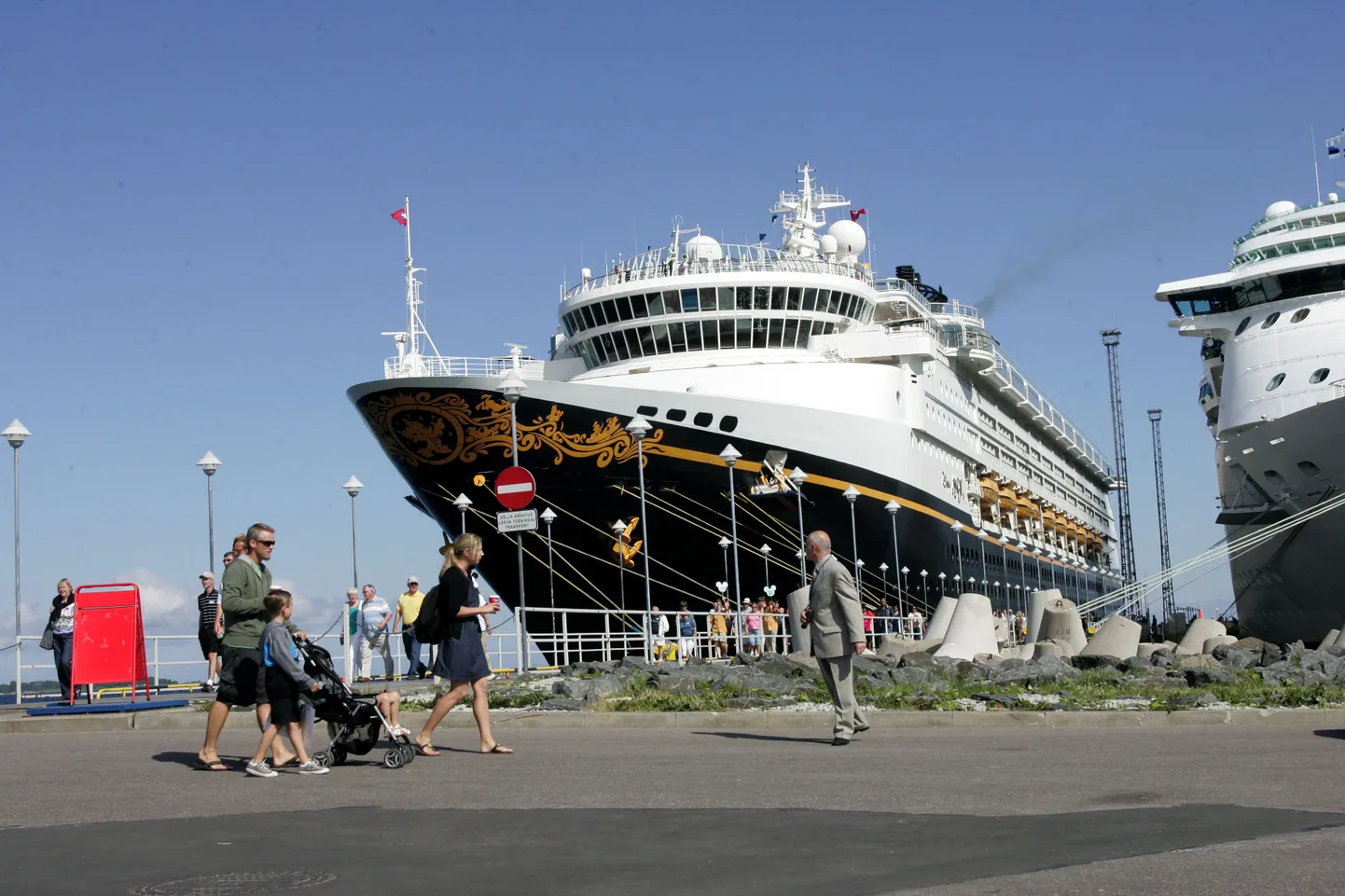 Kruiisilaev Disney Magic tänavu juulis Tallinna Vanasadamas.