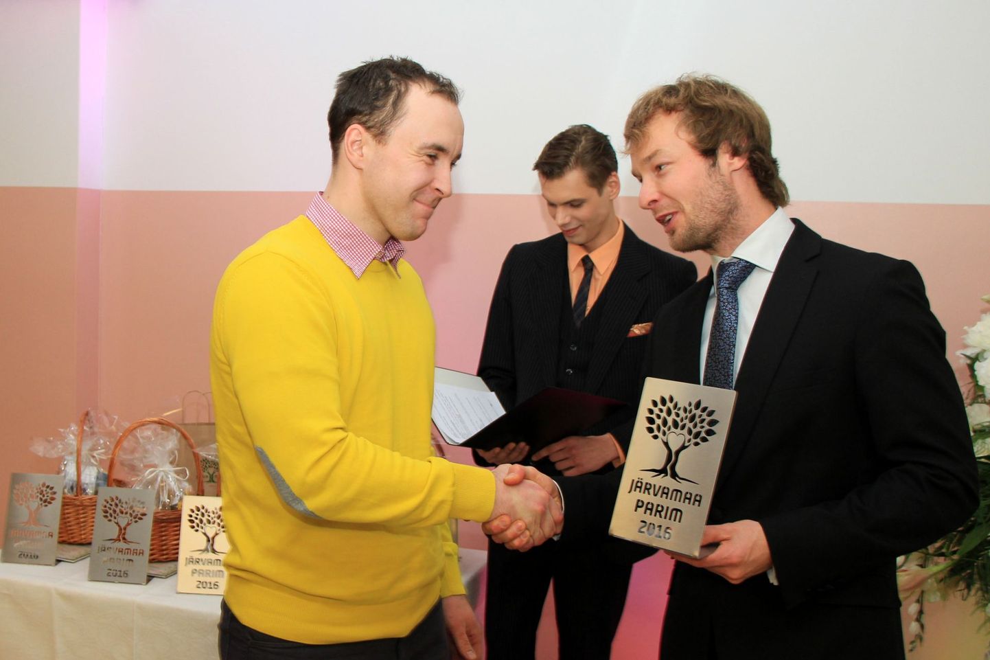 2016. aastal võttis eduka noore ettevõtja auhinna vastu Lauri Bobrovski Sirloin OÜ-st