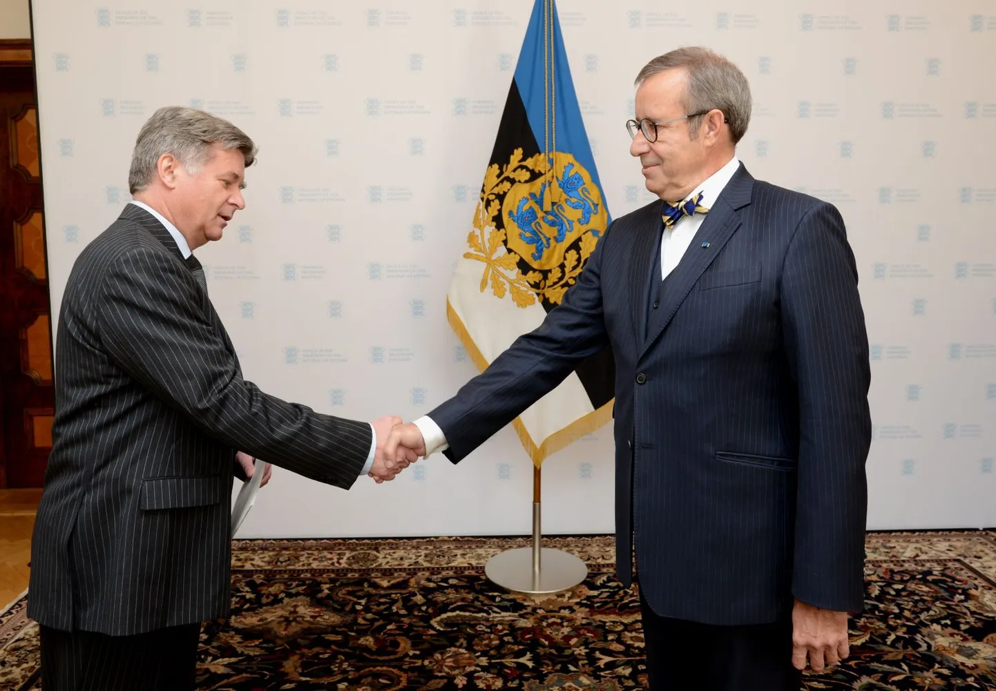 Venemaa Föderatsiooni suursaadik Alexander Petrov ja Eesti president Toomas Hendrik Ilves täna Kadriorus.