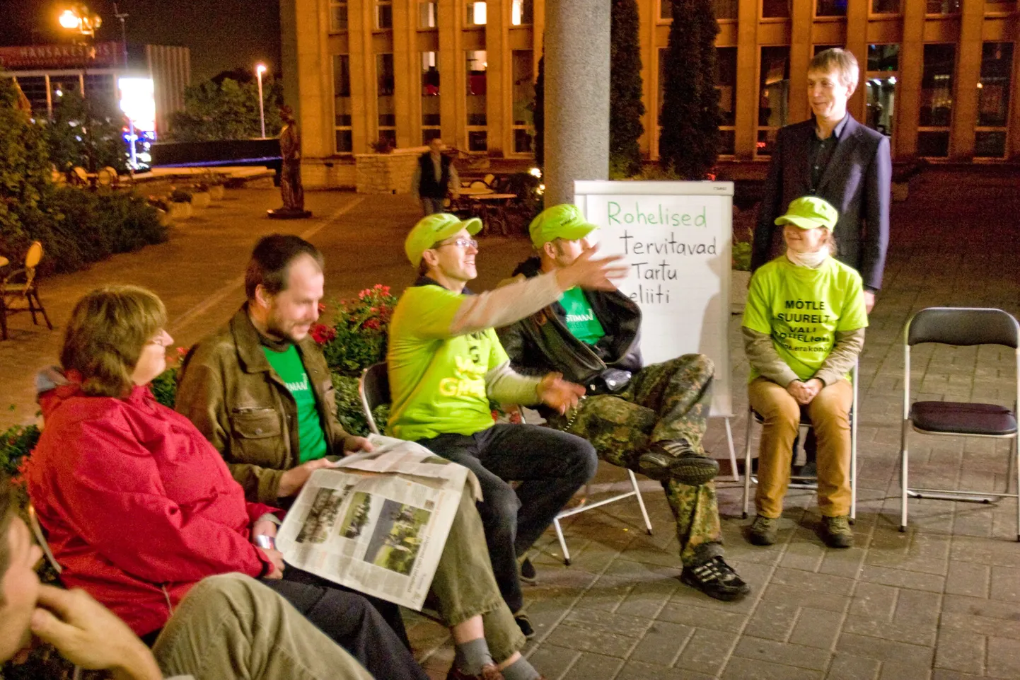 TRT02: VALIMISED :TARTU, EESTI, 23SEP09-  
Vanemuise Kontserdimajas toimus valmisdebatt, kuhu ei lubatud Eestimaa Roheliste partei liikmeid. Pildil Eestimaa Roheliste miiting Vanemuise Kontserdimaja ees. Keskel istub Peep Mardiste, paremal Margus Allikmaa.