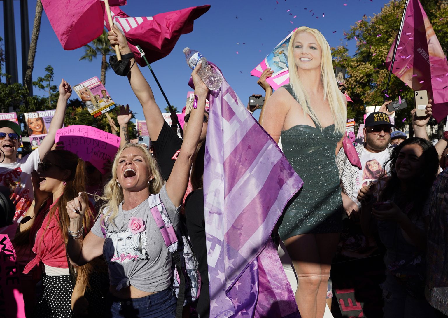 Britney Spearsi toetajad popstaari eeskoste lõppu tähistamas.