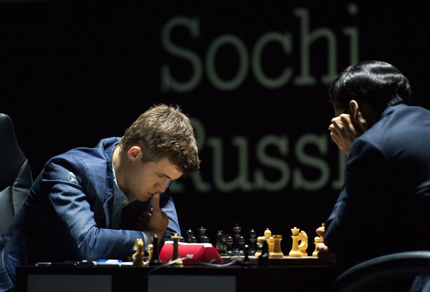 Magnus Carlsen (vasakul) ja Viswanathan Anand.