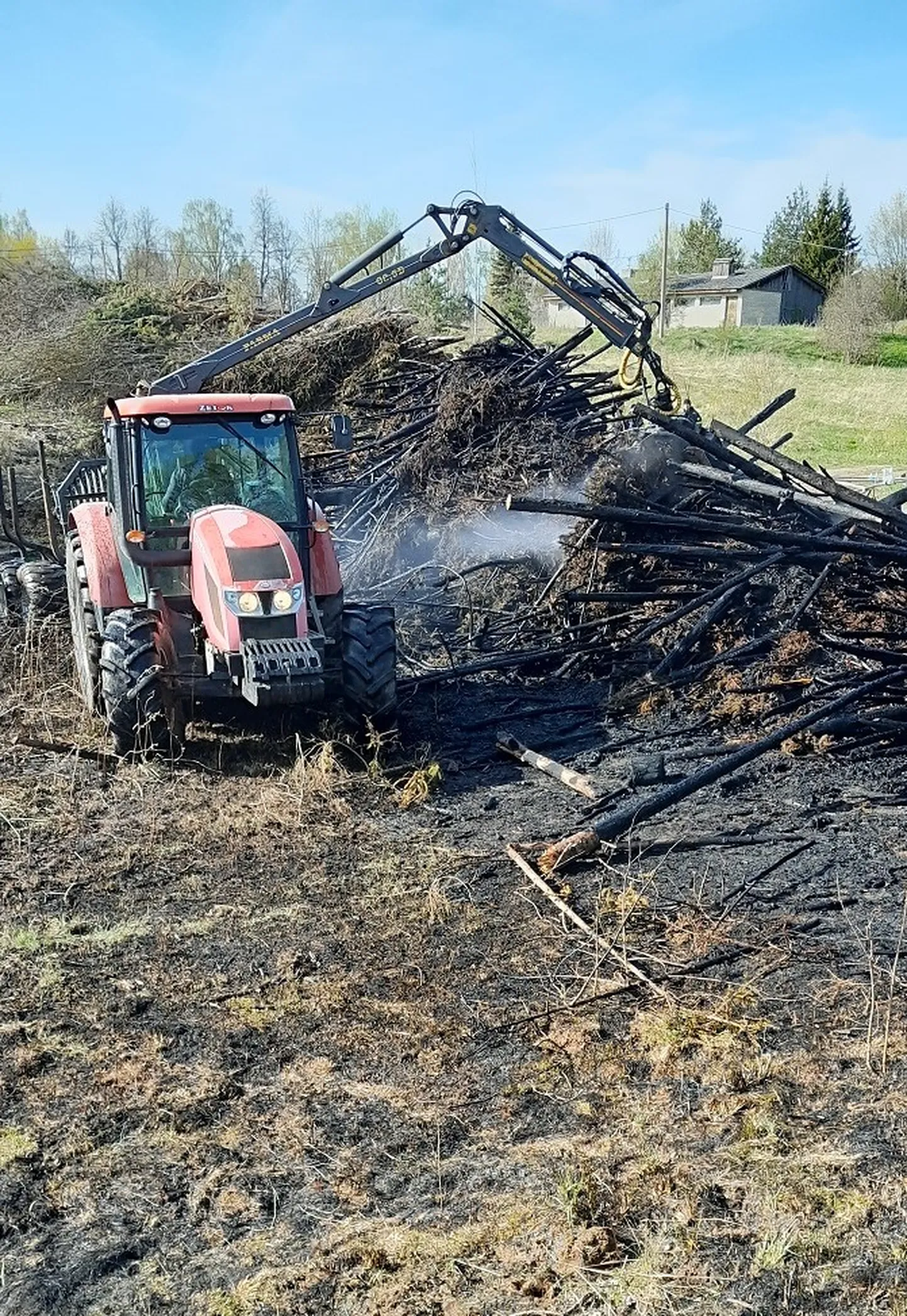 Valgamaal Laanemetsas põlenud oksahunnik