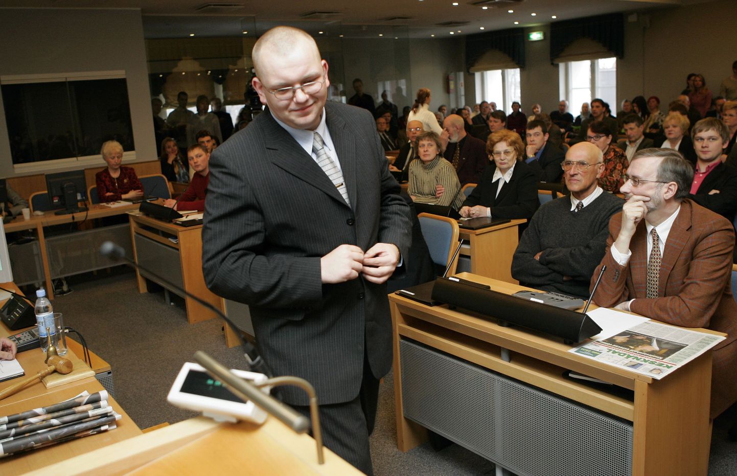 Tõnis Bittman sammumas 2006. aasta kevadel Tallinna volikogu kõnepulti.