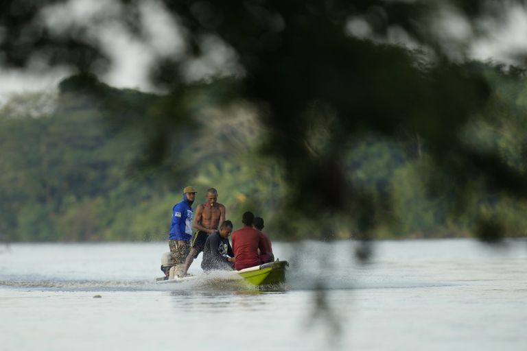 Mehed 16.02.2023 paadiga Kolumbias Magdalena jõel kalastamas. Jõehobud on seal sagedane nähtus. 