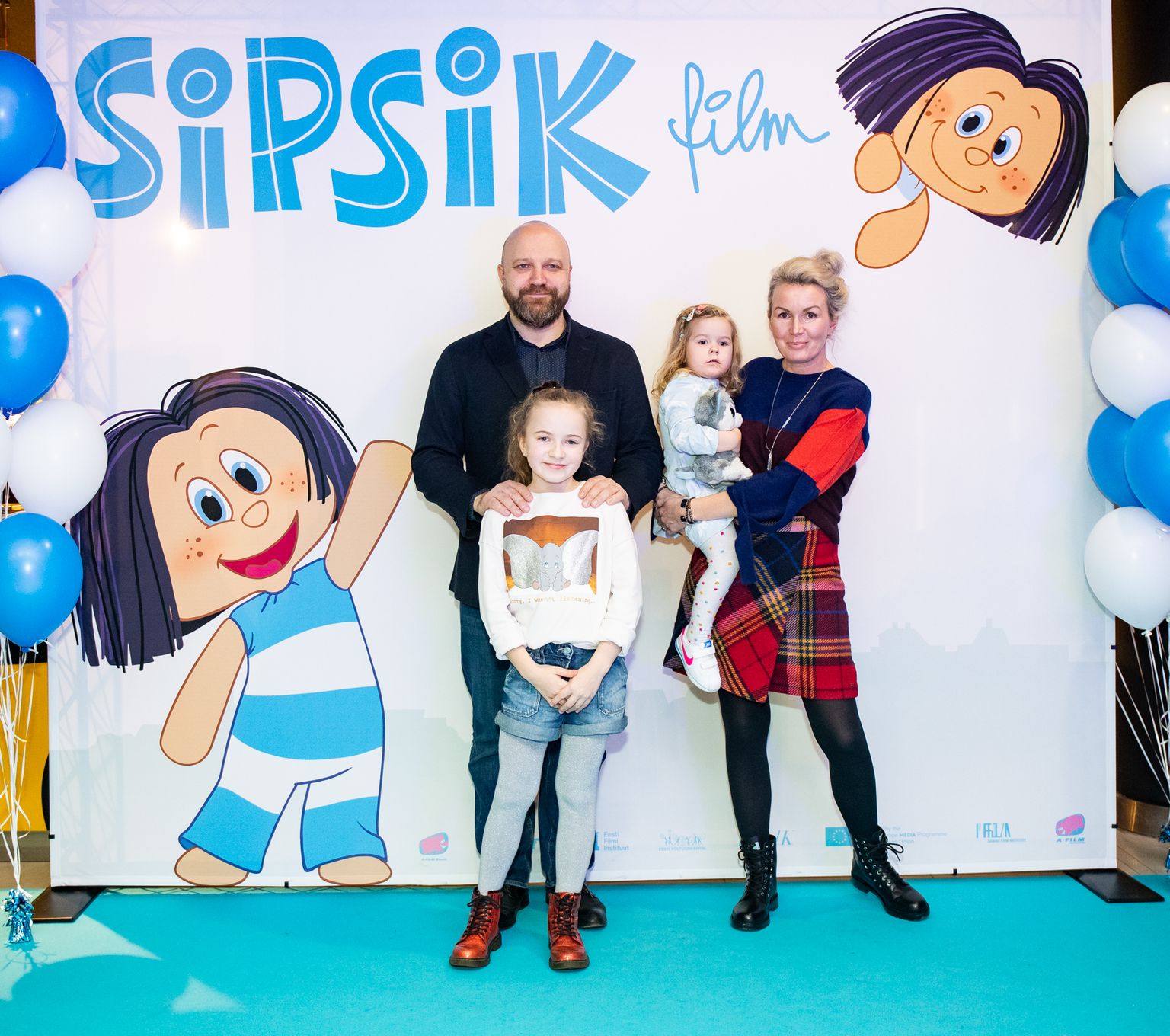 Filmiasjatundja Toomas Luhats ja teleprodutsent Triin Luhats lastega "Sipsiku" esilinastusel