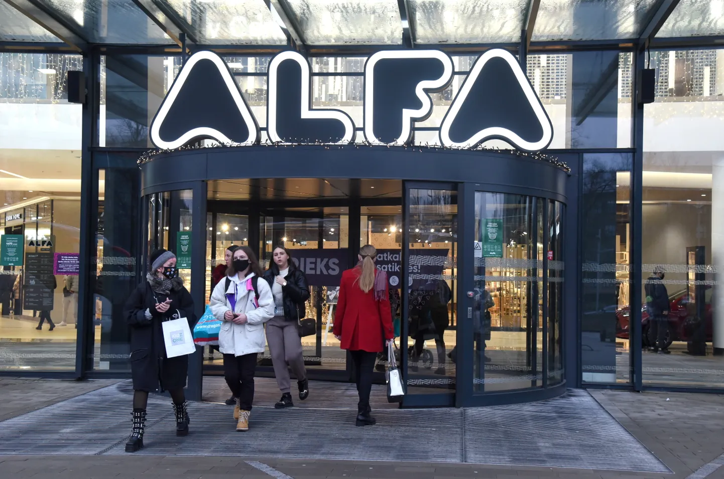 Cilvēki pie tirdzniecības centra "Alfa" pirms jauno tirdzniecības ierobežojumu stāšanās spēkā, kad valstī izsludināta ārkārtējā situācija Covid-19 pandēmijas laikā.