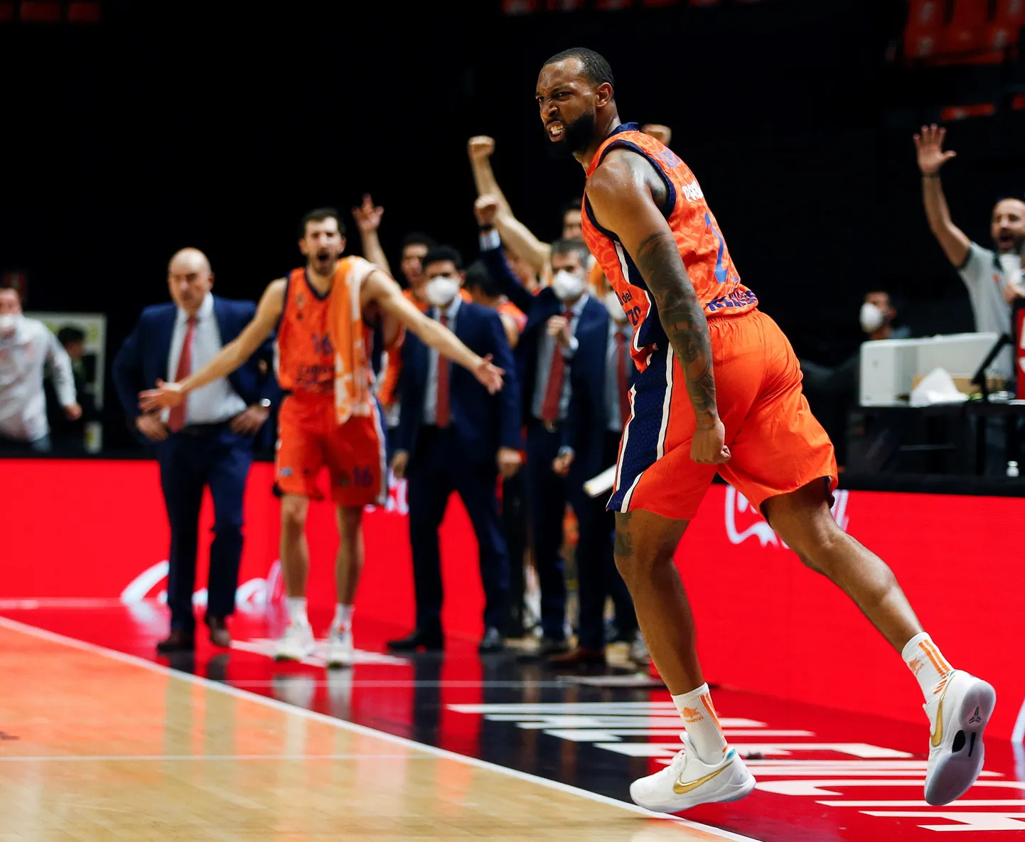 Derrick Williamsi kolmene andis Valenciale võimaluse mängu võiduks.