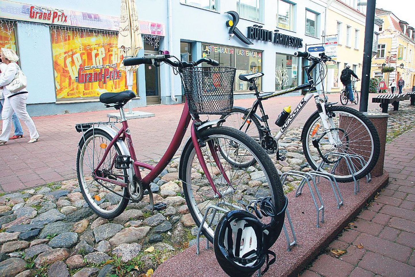 Kuigi Pärnu linnavalitsus on põhimõtteliselt otsustanud avada Rüütli tänava veel tänavu jalgratturitele, ei tohi seal praegu rattaga sõita.