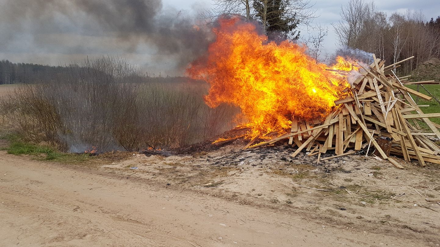 Antsla vallas Lusti külas põletati tuleohutusnõudeid eirates suures lõkkes ehitusjäätmeid.