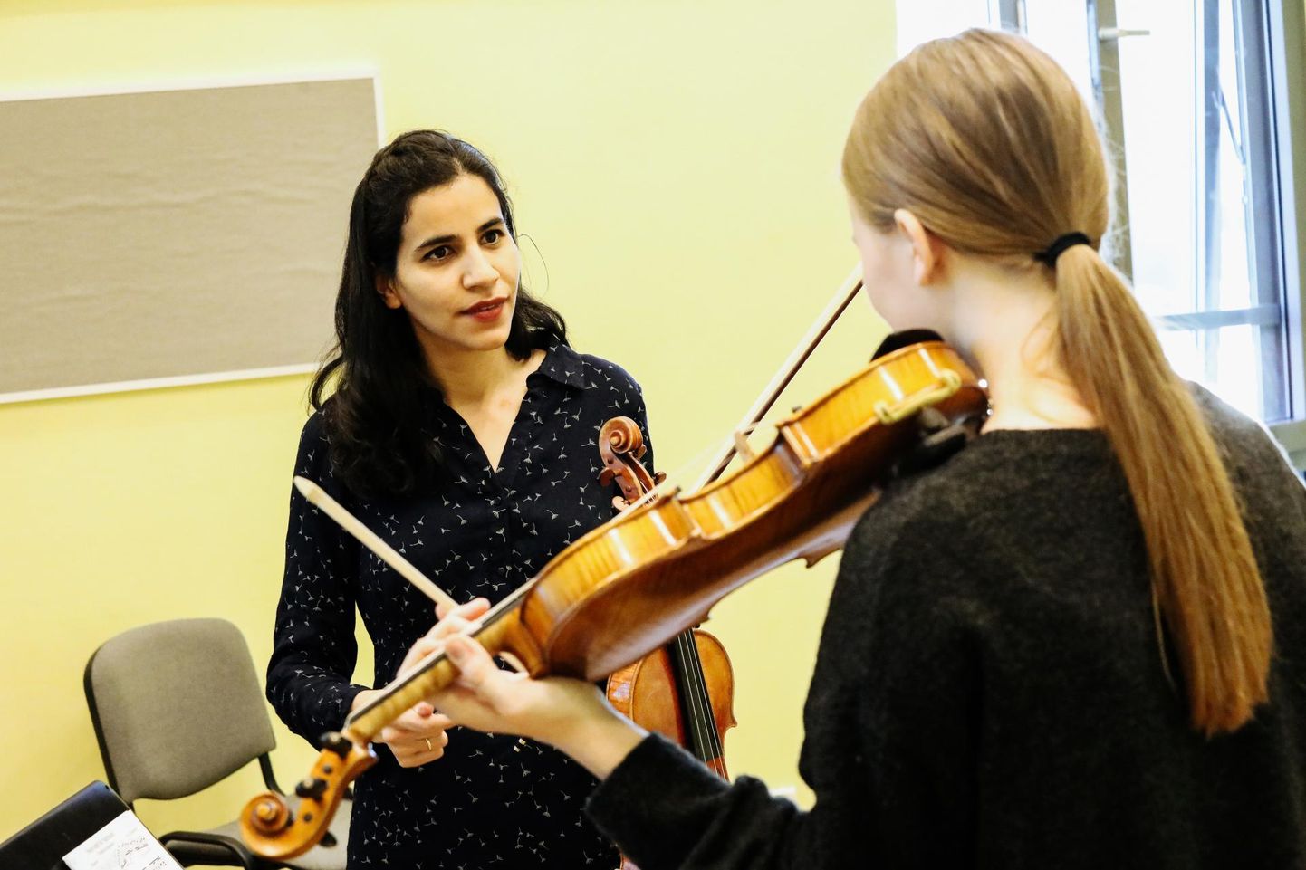Eile osalesid kaks muusikakooli viiuliõpilast hispaanlanna meistriklassis.