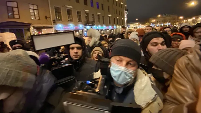 Возле суда в ожидании решения собрались несколько десятков человек