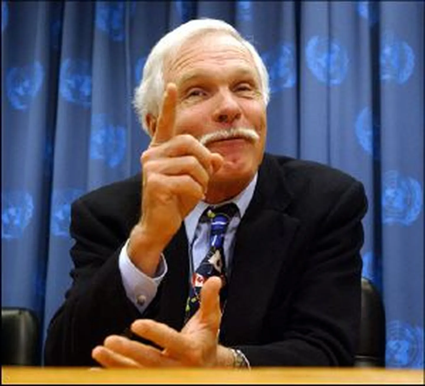 CNNi asutaja Ted Turneri vara on kaks miljardit ning kuigi ta viis last tegelevad tema äride heategevuslike aspektidega, ei näe nad mingit pärandust! «Kui ma suren, on kõik mu vara juba läinud heategevuseks,» kirjutas mees enda Giving Pledge lubaduses, «olen eriti tänulik oma isa nõuandele seada sihid nii kõrgele, et neid pole võimalik eluajaga saavutada. See inspiratsioon hoiab mind ärksana töötamaks iga päev rohkem, et anda maailmale tagasi ja teha sellest parem keskkond tulevastele põlvedele.»
