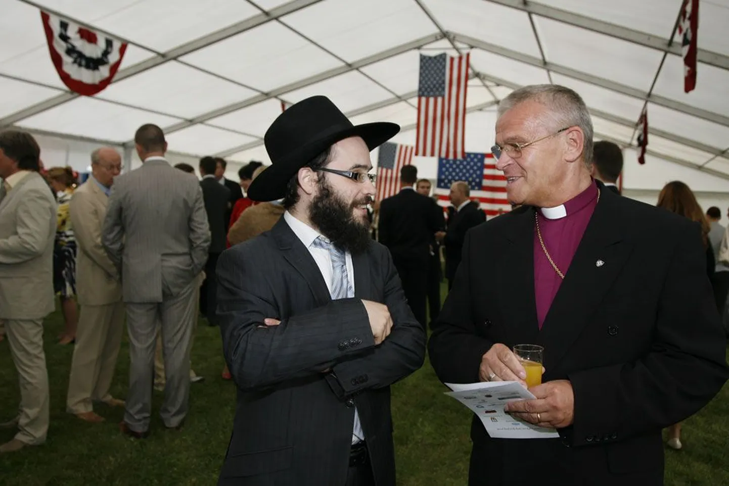 Andres Põder rabi Shmuel Kotiga suvel USA iseseisvuspäeva tähistamas.