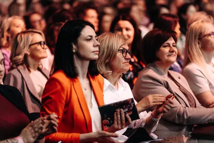 FOTO ⟩ Forumā “Līdere” pulcējas 3700 dāmu – pirmais ieskats grandiozajā  pasākumā!