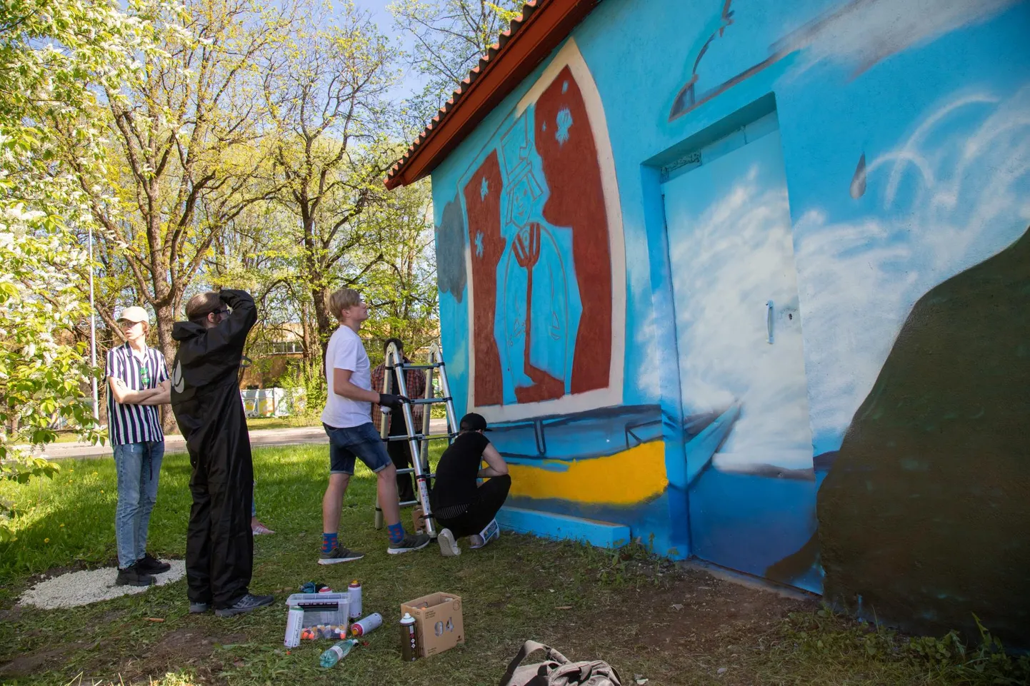 Kunstnik Martin Roosna juhtimisel maaliti pumbajaama seinale tikutopsimees.