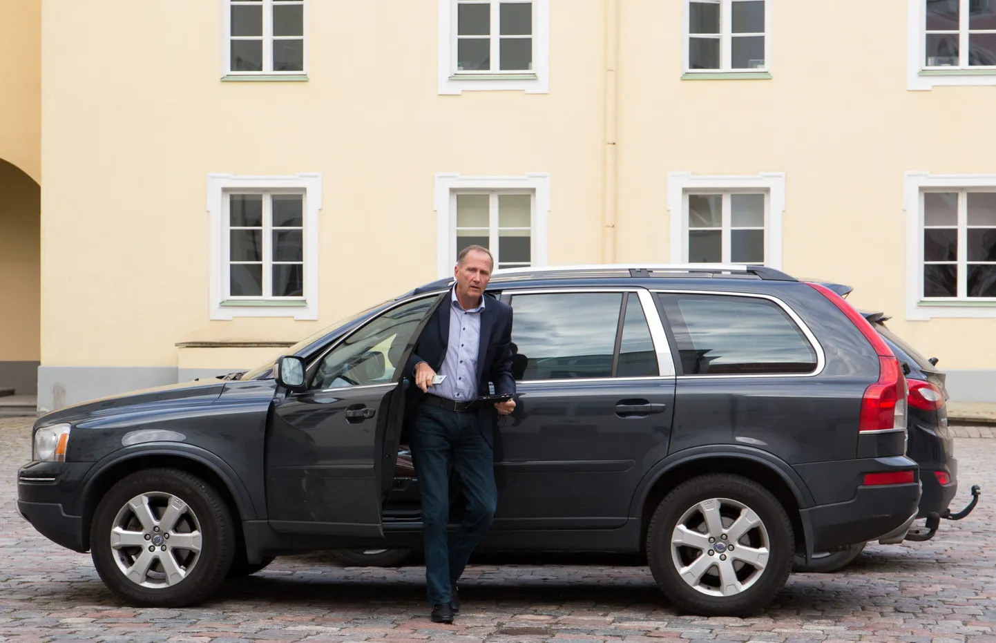 Kui tanklates keelatakse alkoholimüük, siis riigikogu liikme Valdo Randpere arvates tuleks seda teha ka poes, sest ka sinna sõidetakse autoga.