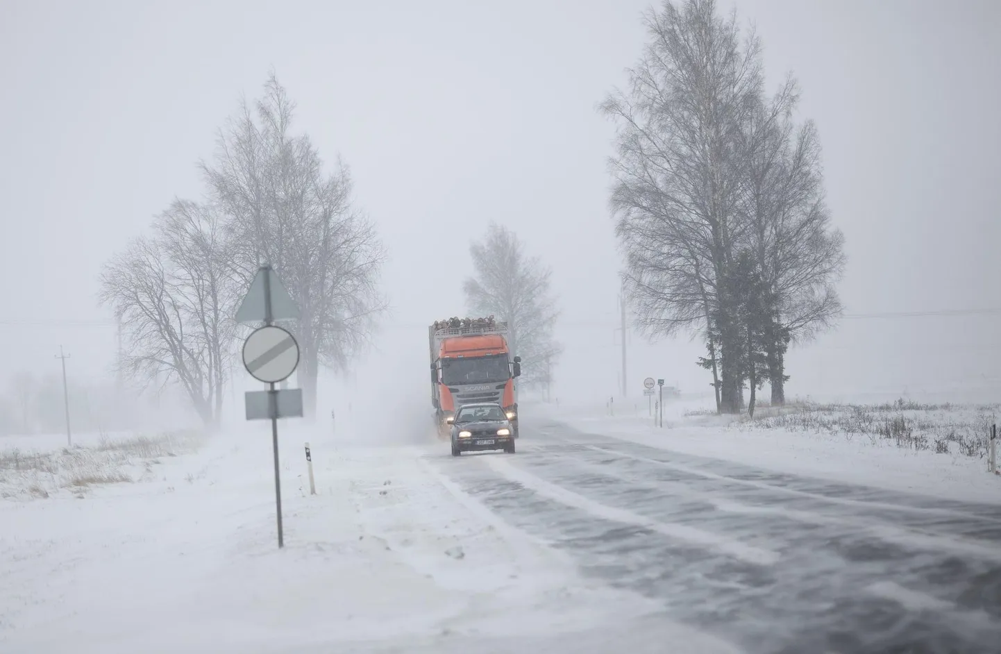 Transpordiamet soovitab praeguste ilmaoludega liiklemist vältida.