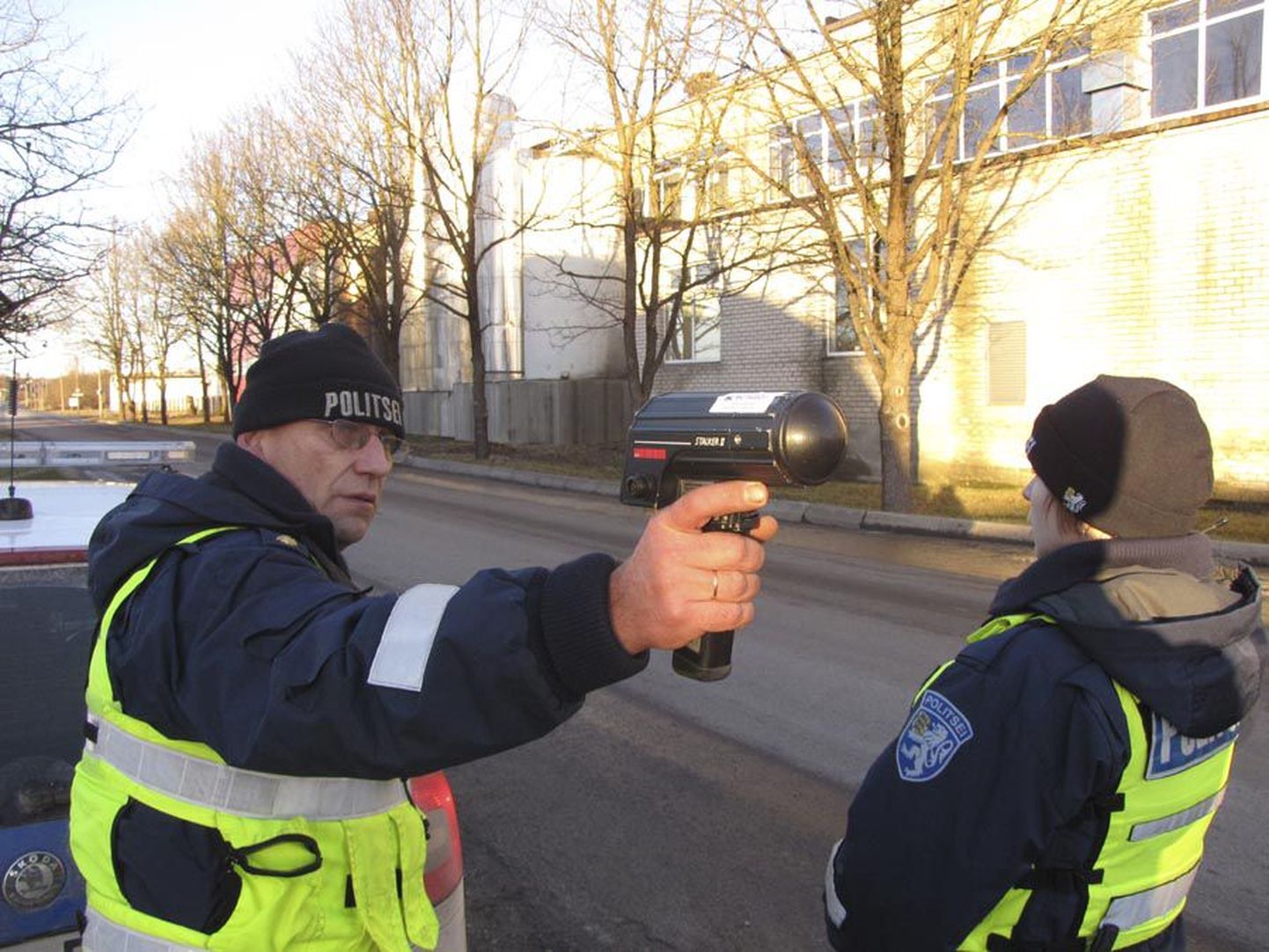 Viljandi politseinikud Einar Veeremäe ja Merit Jänts mõõtsid eile päeval Viljandis Raua tänaval kiirust. Esimese paarikümne minutiga nad ühtegi patustajat ei tabanud.