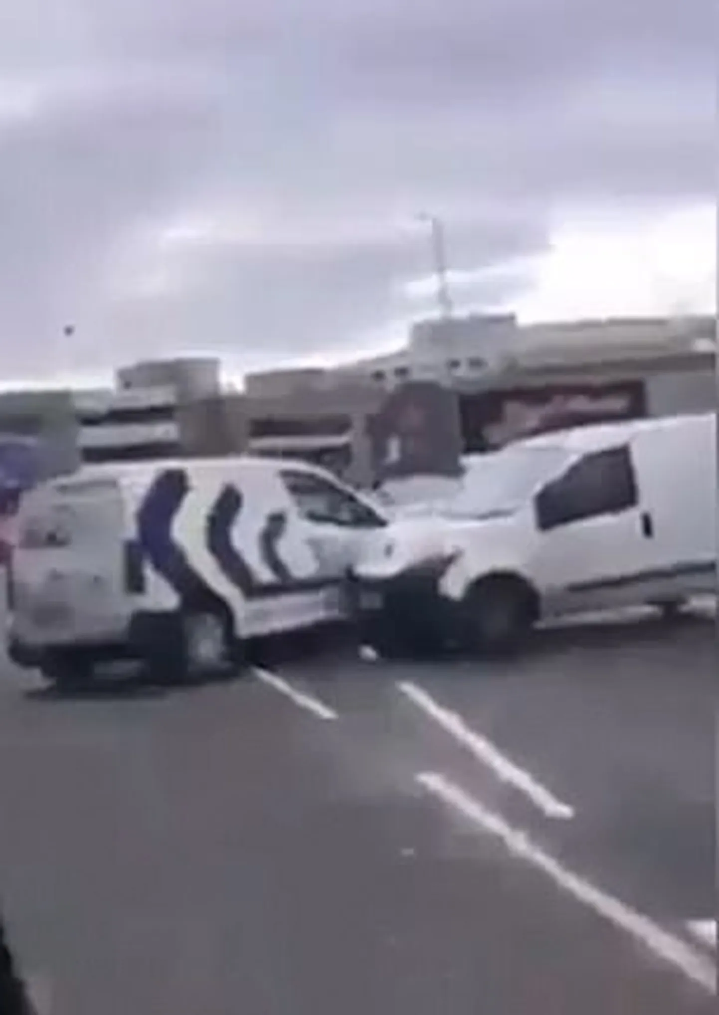Vihane juht rammis teist autot kuus korda.