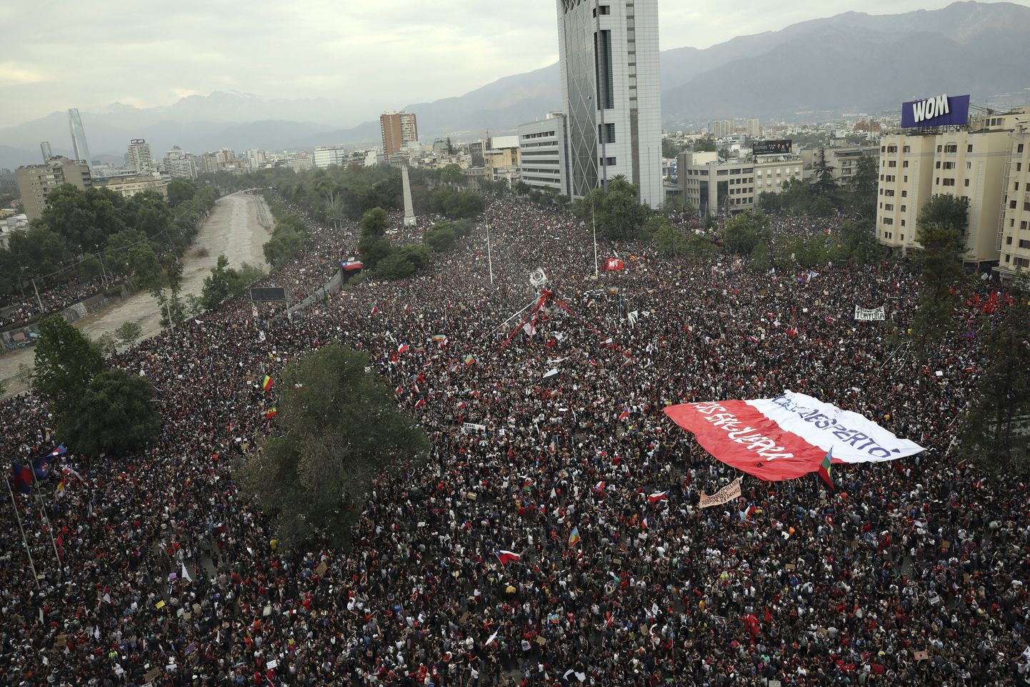 Tšiili pealinnas Santiagos nõudis ligi miljon inimest majandusreforme ja presidendi tagasiastumist.