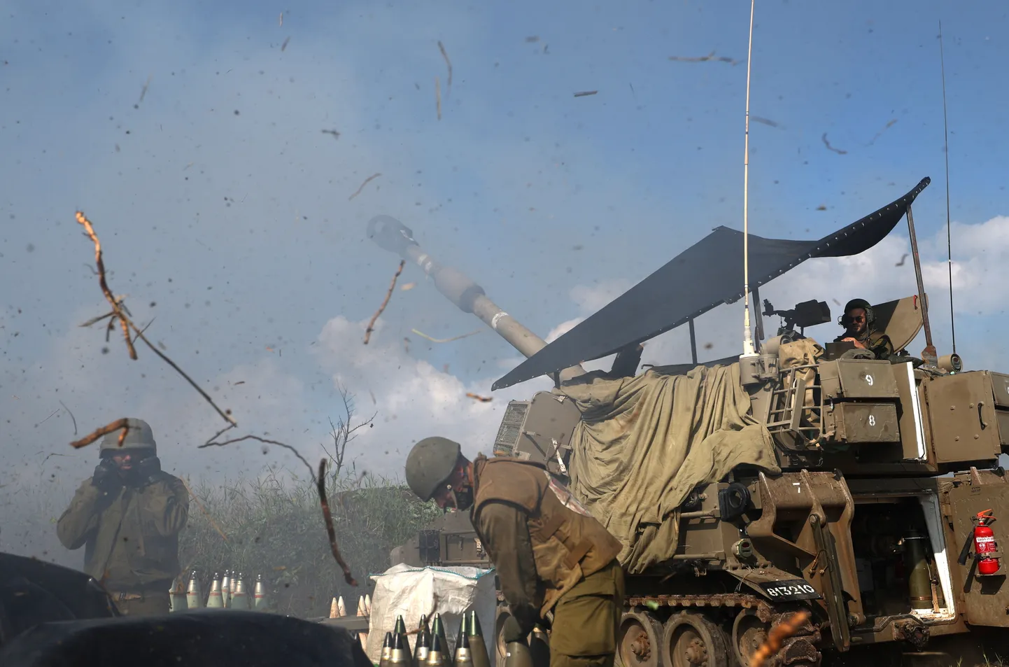 Iisraeli suurtükiüksus Liibanoni poole tulistamas. 4. jaanuar 2024. Foto on illustratiivne.
