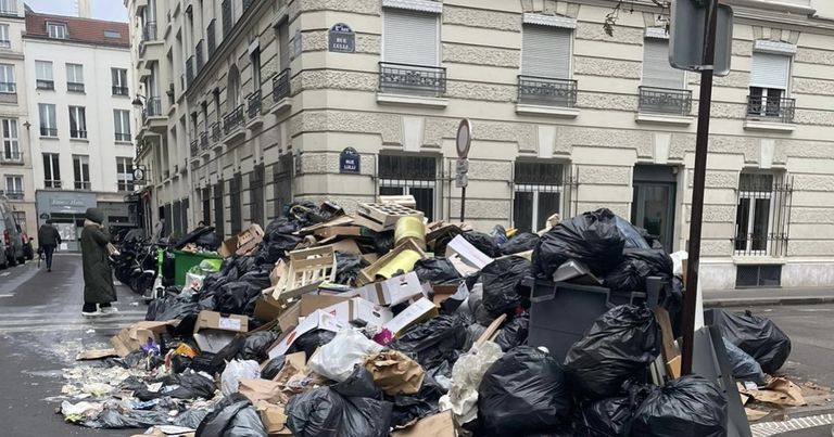 Париж в марте 2023 года во время забастовки мусорщиков.