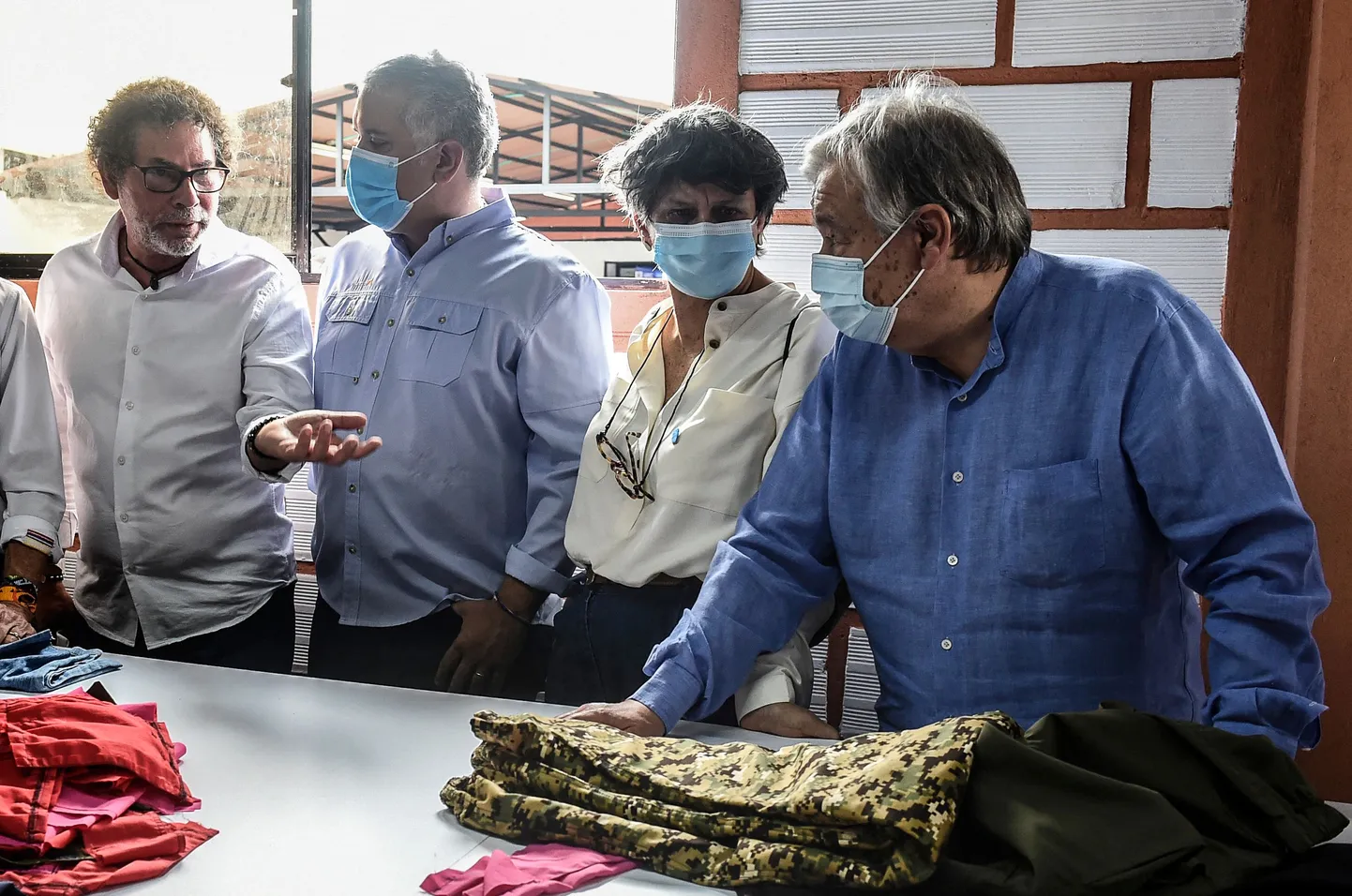 Endine mässuline Jose Lisandro Lascarro ja Colombia president Ivan Duque (vasakult) ning ÜRO peasekretär Antonio Guterres (paremal).